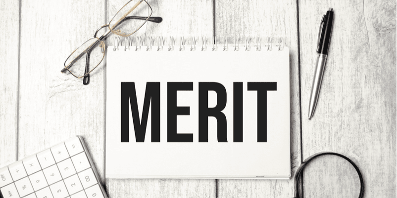 「MERIT」と書かれた用紙