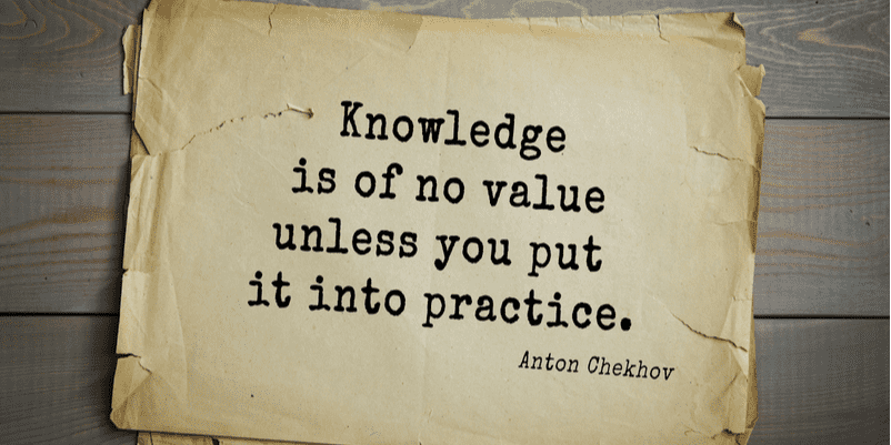 「Knowledge is of no value unless you put it into practice.」の名言が書かれた紙きれ