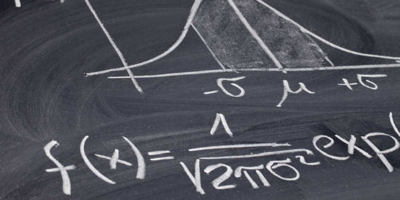 黒板に確率の数式が描かれている