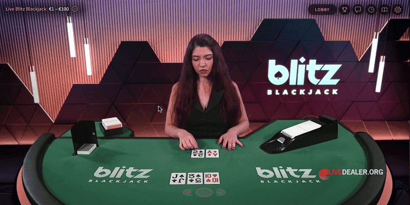 Blitz Blackjack（ブリッツ・ブラックジャック）で女性ディーラーがカードを開いている画像